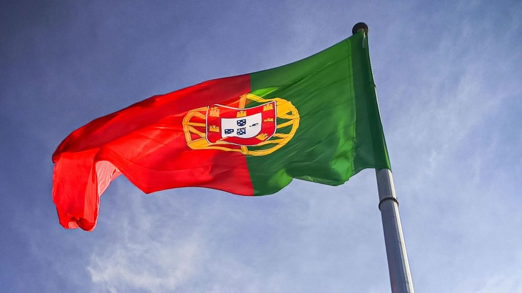 Bandeira de Portugal ao vento.